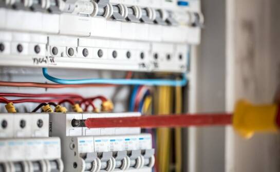 Wyłączniki nadprądowe – jakie modele znajdziesz w hurtowni elektrycznej?
