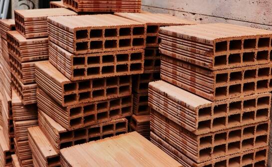 Jak lokalizacja dostawy wpływa na koszt cegły klinkierowej?