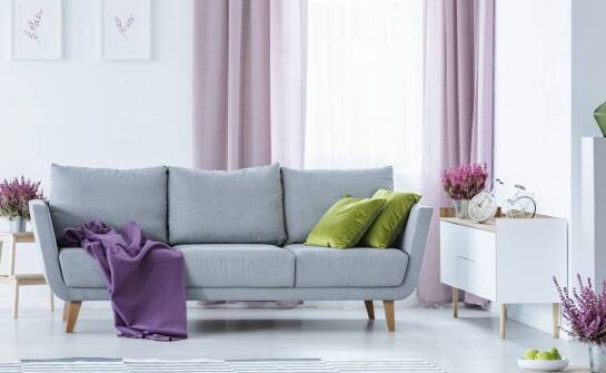 Ozdobne poszewki na poduszki jako kluczowy element aranżacji w stylu hamptons