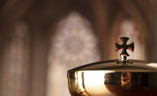 Jak czapka biskupia wpływa na całościowy odbiór stroju Świętego Mikołaja?