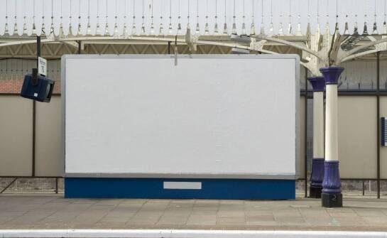Efektywność reklamy wielkoformatowej: co wyróżnia billboardy na tle innych nośników?