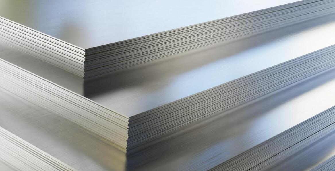 Jakie są kluczowe właściwości obróbek blacharskich aluminiowych w trudnych warunkach atmosferycznych?