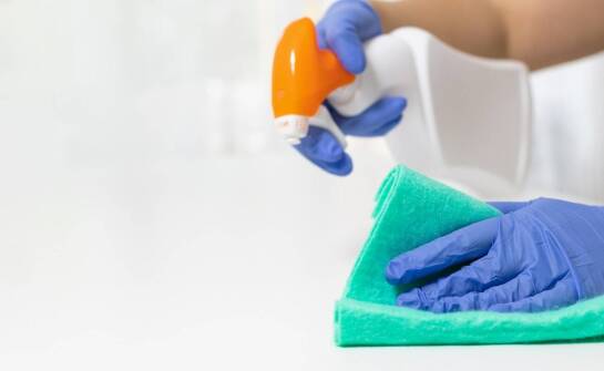 Jakie techniki stosuje firma sprzątająca do dezynfekcji powierzchni?