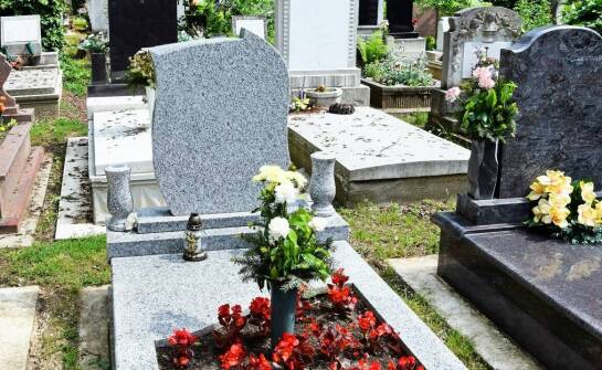 Wyjątkowe kompozycje kwiatowe na cmentarz – inspiracje i porady