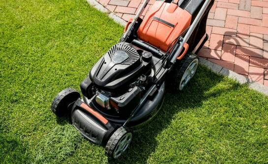 Jakie trendy technologiczne wprowadza RMI 422 PC w dziedzinie robotów koszących?