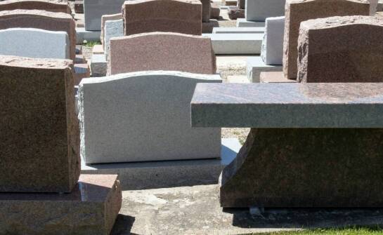 Różnorodność wzorów i kształtów siedzisk do ławeczek cmentarnych