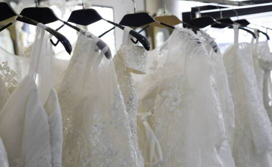 Jak suknie ślubne na zamówienie mogą podkreślić sylwetkę Panny Młodej?