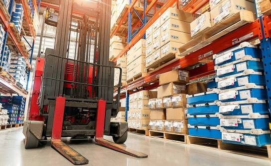 Jak wynajem wózków podnośnikowych wspiera dynamiczne potrzeby rynku?