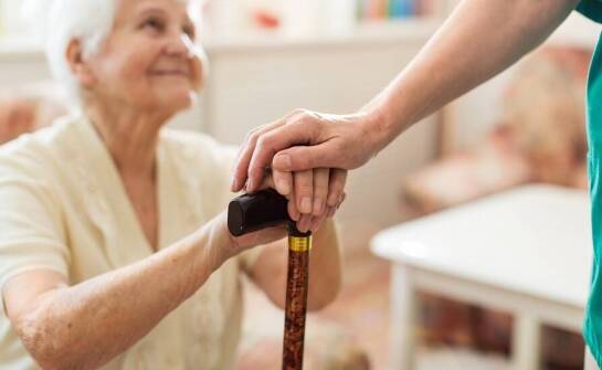 Jak profesjonalna opieka nad osobami starszymi zwiększa komfort życia