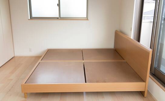 Jakie wykończenia są dostępne dla łóżka drewnianego 160x200?