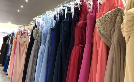 Trendy w stylizacjach z sukienką Carmen plus size na nadchodzący sezon