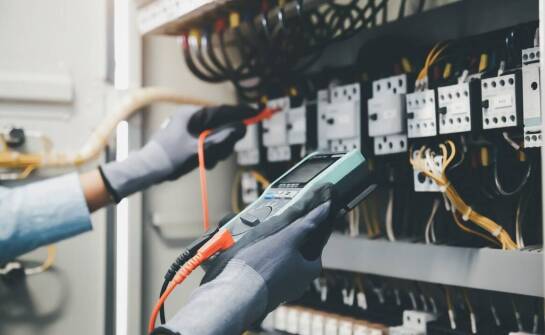 Jakie elementy są niezbędne do stworzenia niezawodnej instalacji elektrycznej?