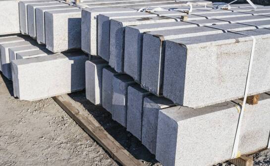 Jak jakość betonu wpływa na trwałość i estetykę krawężników?