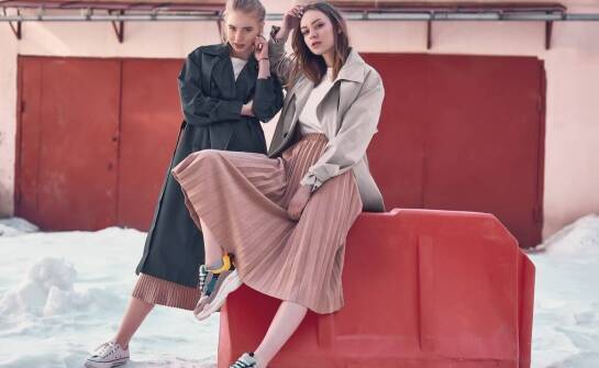 Wiosenne stylizacje z kurtką płaszczem z kapturem – trendy i inspiracje