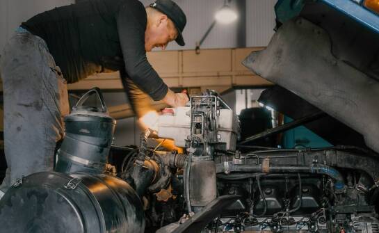 Mechanik koparek: kluczowe aspekty serwisowania różnych modeli maszyn