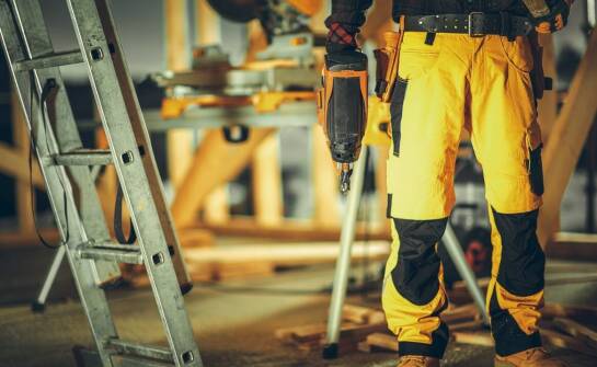 Dlaczego warto wybrać szare spodnie robocze na każdą pogodę?