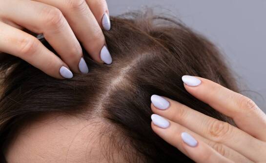 Stan zapalny skóry głowy: jak go skutecznie leczyć?