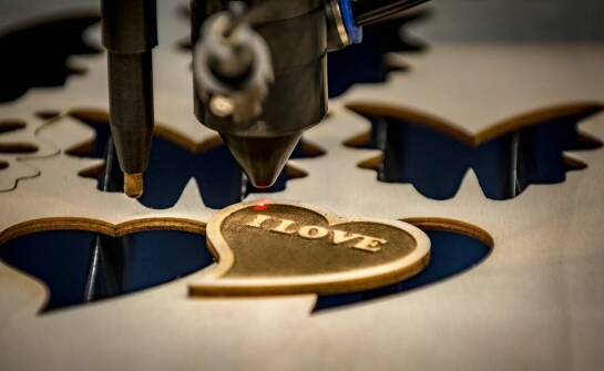 Zastosowanie dibondu i PCV spienionego w połączeniu z grawerowaniem laserowym