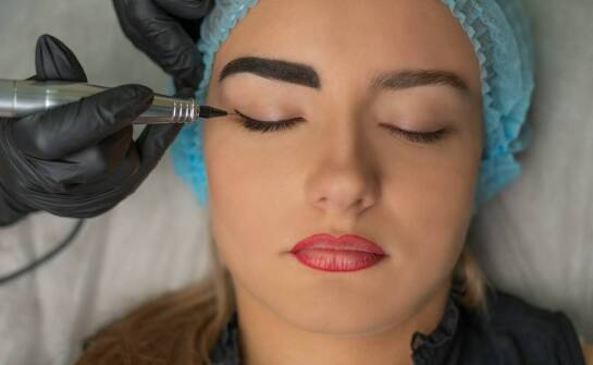 Jak wybrać salon do wykonania makijażu permanentnego eyelinera?