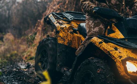 Jakie technologie wspomagają jazdę na Kymco MXU 550?
