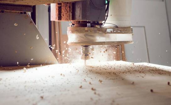 Frezarka CNC do plastiku – jak może zwiększyć konkurencyjność firmy?