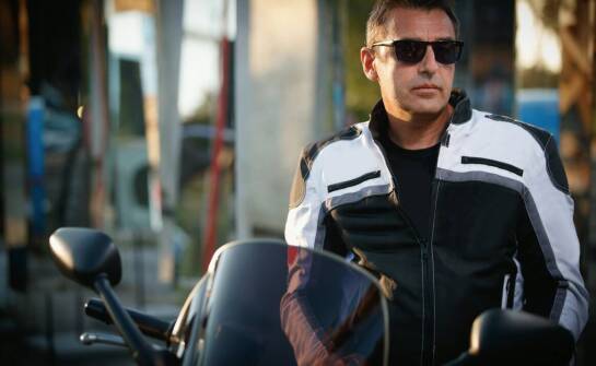 Kurtka riders dla początkujących motocyklistów – na co zwrócić uwagę przy zakupie?