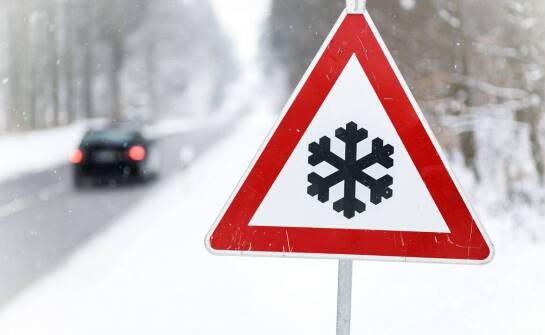 Zastosowanie piasku rzecznego w mieszankach z solą drogową – zalety i efektywność