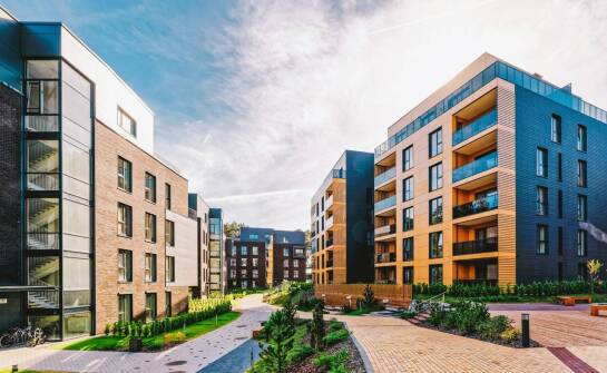 Jakie korzyści niesie za sobą wybór domków apartamentowych na wakacje?