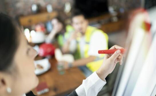 Kluczowe aspekty tworzenia scenariusza do filmu edukacyjnego BHP