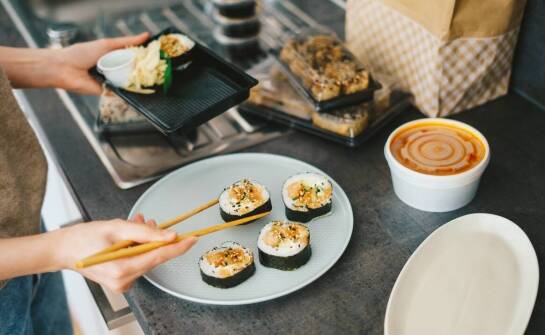 Zamów sushi na dowóz i ciesz się smakami Azji bez wychodzenia z domu