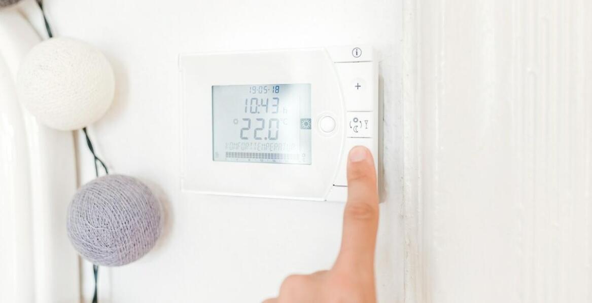 Jakie są korzyści z instalacji inteligentnych termostatów w domach mieszkalnych?