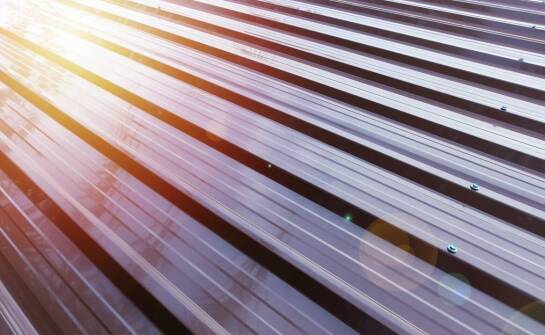 Wpływ koloru i wykończenia blachy trapezowej T14 na wygląd budynku