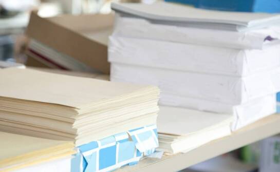 Jak papier kredowy wpływa na bezpieczeństwo danych w dokumentach