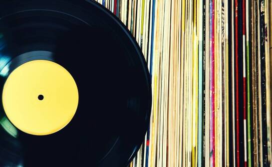 Unikalne brzmienia desert rocka na winylach – co warto posłuchać?