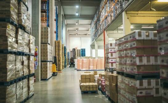 Lean w logistyce: strategie usprawniania procesów w magazynach