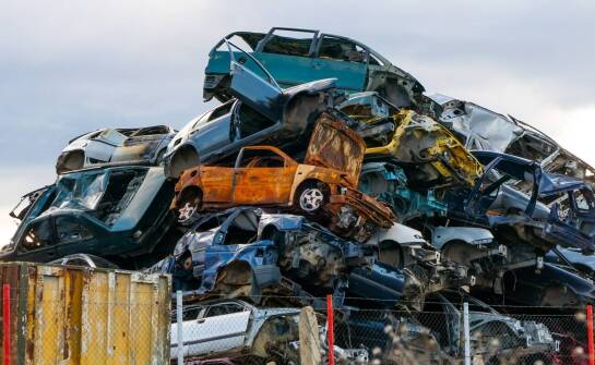 Złomowanie aut nieopłacalnych do naprawy – kiedy warto się na to zdecydować?