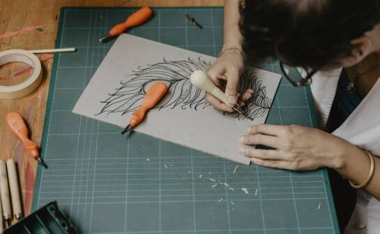 Eleganckie pióra na prezent – jakie wykończenia są obecnie modne?