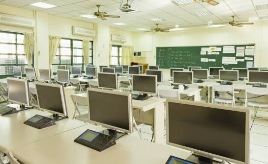 Jak poprawić efektywność nauczania dzięki projektorom multimedialnym Ultra krótkoogniskowym?