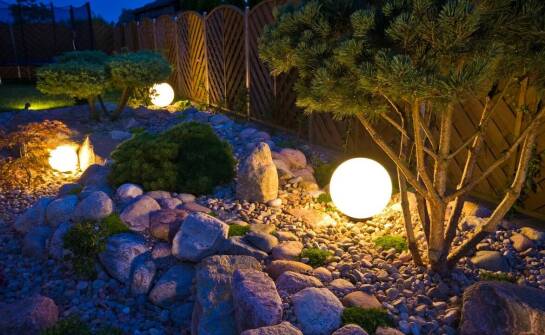 Jakie lampy ogrodowe wybrać, aby podkreślić urok zieleni?