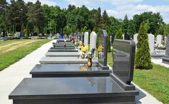 Siedziska do ławek cmentarnych – rozwiązania dla osób z ograniczeniami ruchowymi