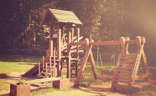 Wybór huśtawek dla placówek edukacyjnych – na co zwrócić uwagę?
