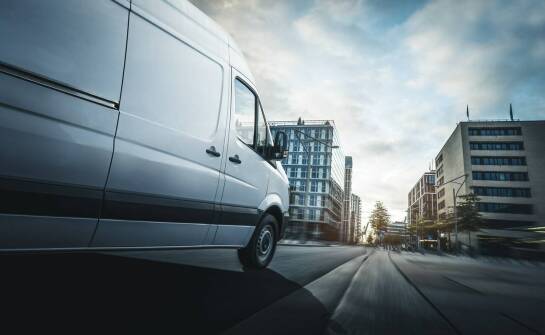 Porównanie kosztów i korzyści – oklejanie vs. tradycyjne formy reklamy