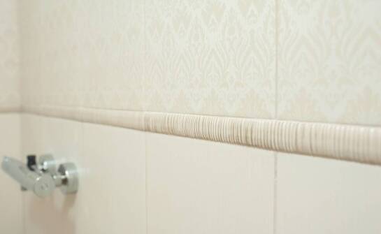 Róża melusina – jak ten styl wpływa na wybór mebli do salonu?