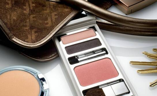 Jak łączyć ubrania z różnych kolekcji, by stworzyć spójny look?