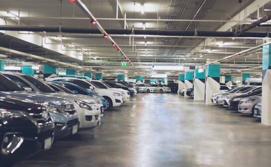 Jakie są najważniejsze kroki podczas rezerwacji miejsca na parkingu?