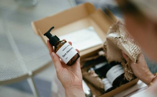 Jak acnelan pomaga w walce z problemami skóry głowy?