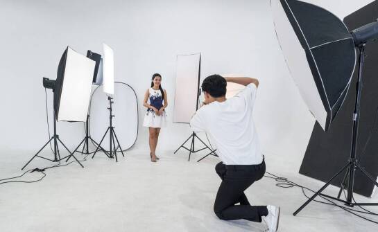 Jak wpływa różnorodność tła na efektywność sesji zdjęciowej w studiu fotograficznym?