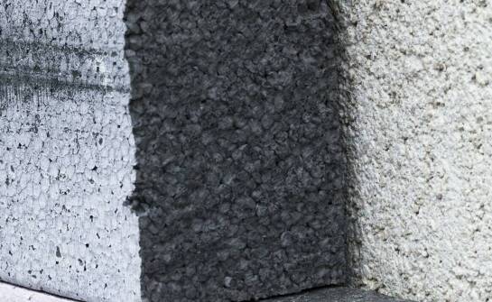 Porównanie pustaków gipsowych ściennych z tradycyjnymi materiałami budowlanymi