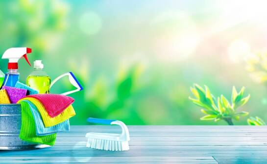 Jakie są zalety stosowania naturalnych środków do czyszczenia drewna?