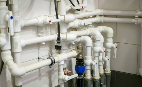 Dlaczego warto wybrać rury PVC do zastosowań zewnętrznych?